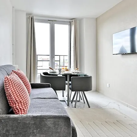 Peaceful And Modern - Ii Apartment